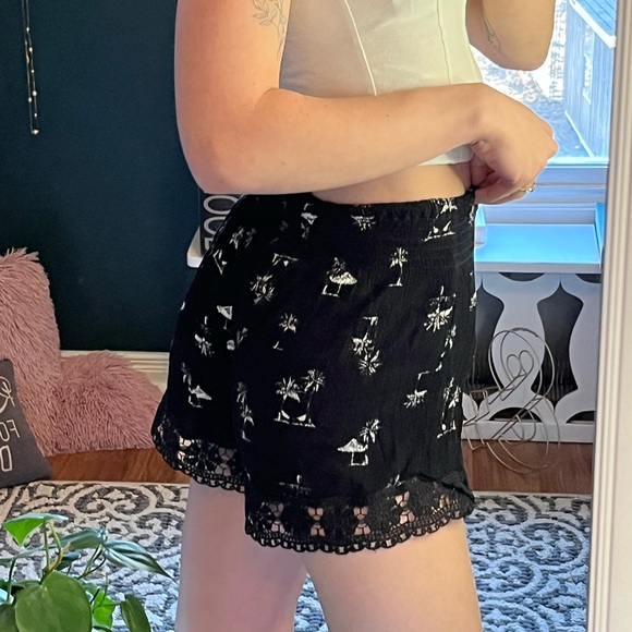 retro high waisted little beach scenery shorts ✨ - Picture 2 of 2